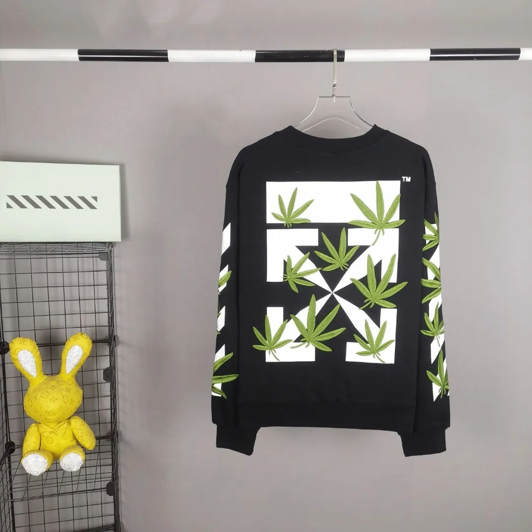 [New Style] 22SS top version OFFWHITE OW lucky leaf embroidered print male and female couples same trendy pure cotton loose autumn and winter round neck sweatshirt. This year's environmentally friendly series is indeed interesting, all centered around plants. The combination of lucky leaves and arrows has a slightly fresh and artistic style. The front panel printing uses Tajima embroidery printing and superimposed embroidery technology, with a yellow background, a second layer of blue, and the last layer is purple OFF. The embroidery is raised and has a tactile feel. The arrows on the back are made using imported glue technology and then put on the embroidery machine. The printing is realistic and full. Ye Jing's expression is very obvious. Customized three-label auxiliary materials to perfectly restore ZP.  Color: black and white Size: XS-L P:410
